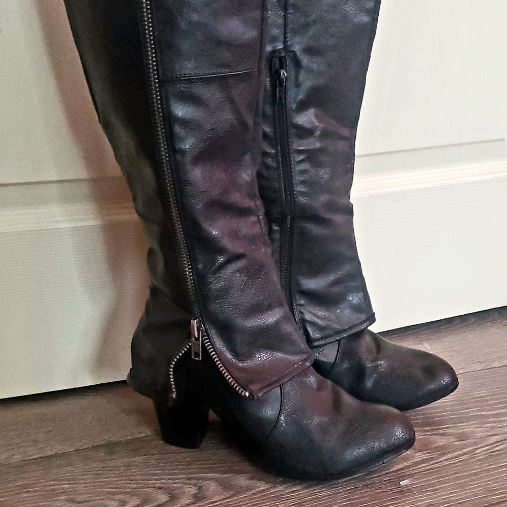 Knee-high boots with zipper
